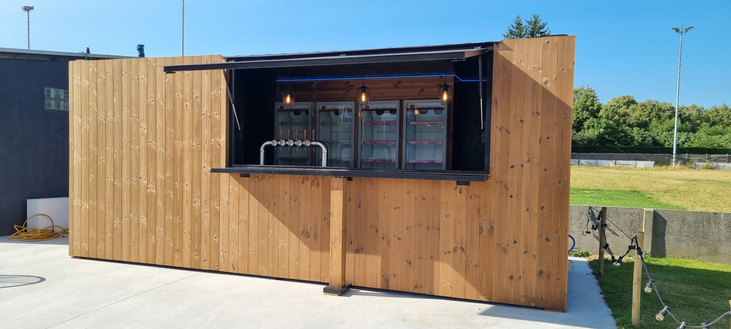Full option barcontainer met hout bekleed