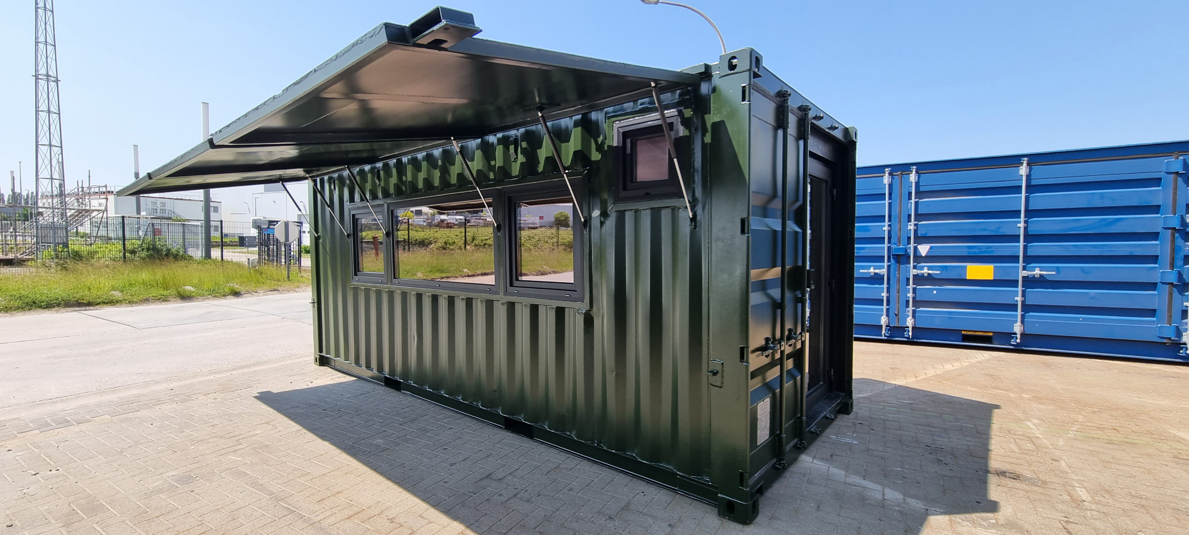 Verplaatsbaar buitenverblijf voor in een natuuromgeving met voorzieningen voor sanitair.