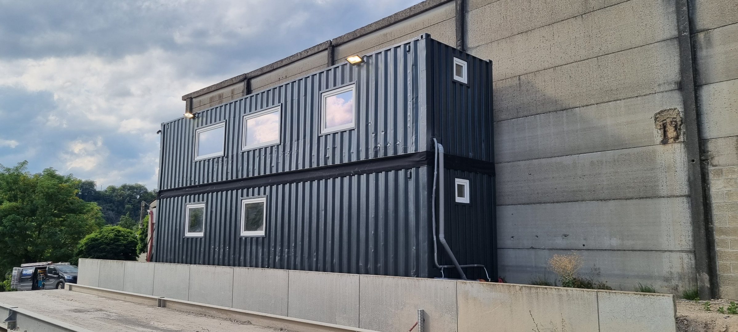 Moderne bureaucontainers voor de controlekamer van een betoncentrale met sanitaire voorzieningen en elektriciteit.